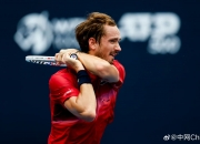 爱游戏世界杯2026-澳网鏖战美网，梅德韦杰夫惊艳四座