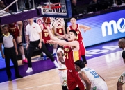 爱游戏体育-比赛中场上突发状况，球队临时换人带来不同战术