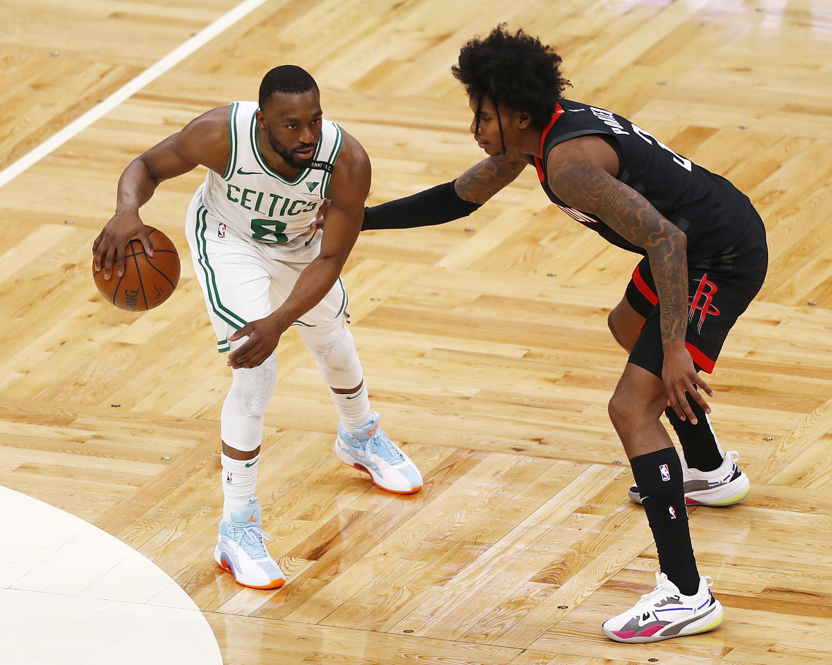 尼克斯轻取雄鹿，字母哥统治全场