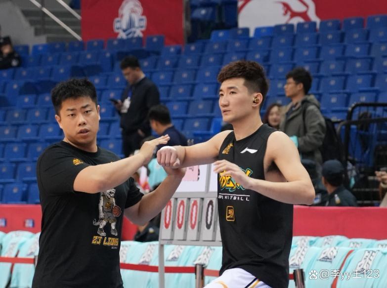 青岛队翻盘新疆队,孙铭徽带队取胜 青岛队翻盘新疆队,孙铭徽带队取胜