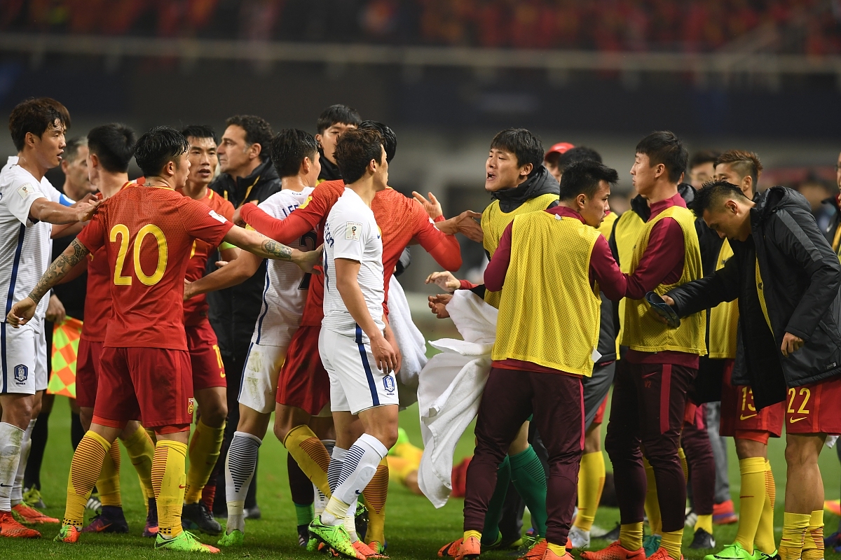 中国队鏖战韩国队，黄鸭组合统治全场