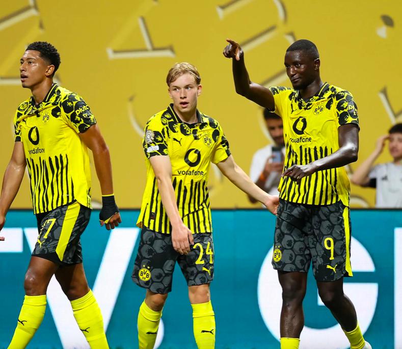 江苏队碾压凯尔特人，德罗赞点燃赛场