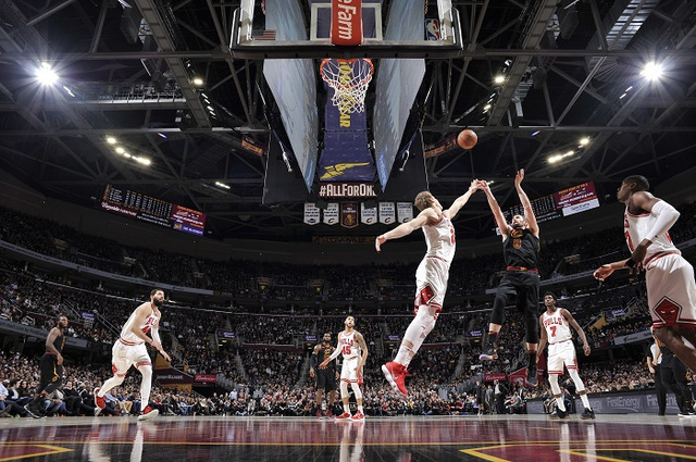 江苏队碾压凯尔特人，德罗赞点燃赛场