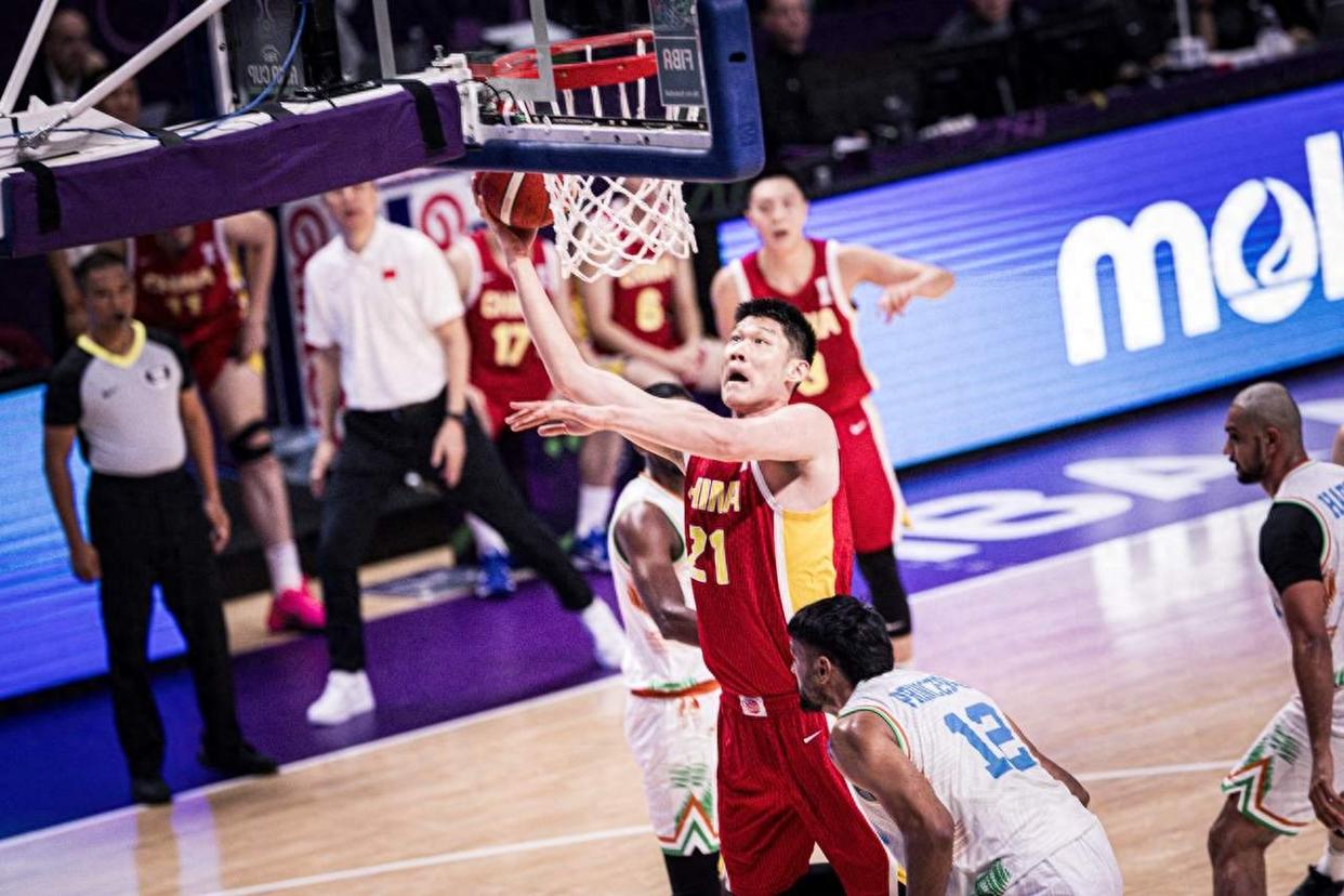 比赛中场上突发状况，球队临时换人带来不同战术