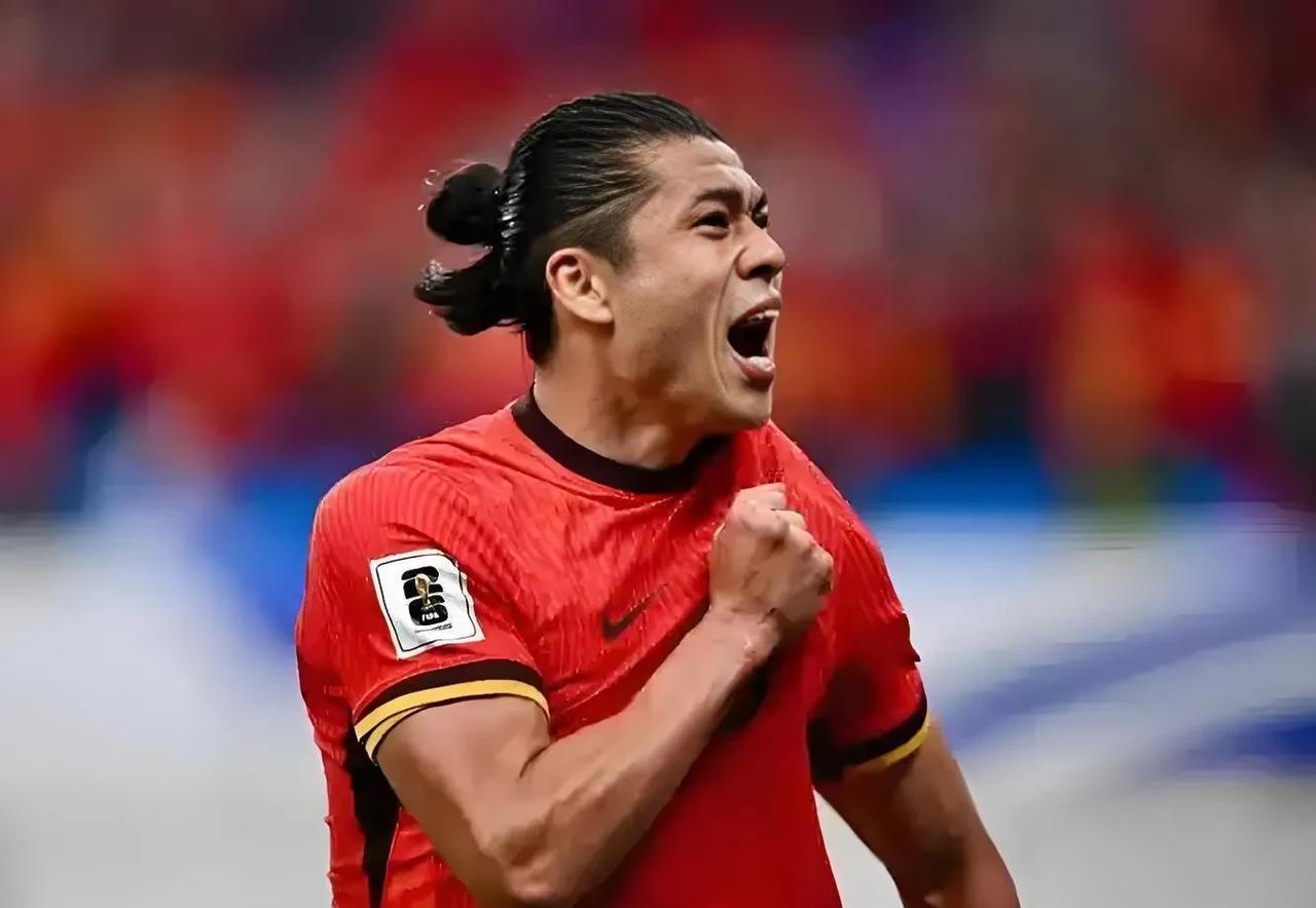 激烈比赛中球员不畏强队，奋力前行