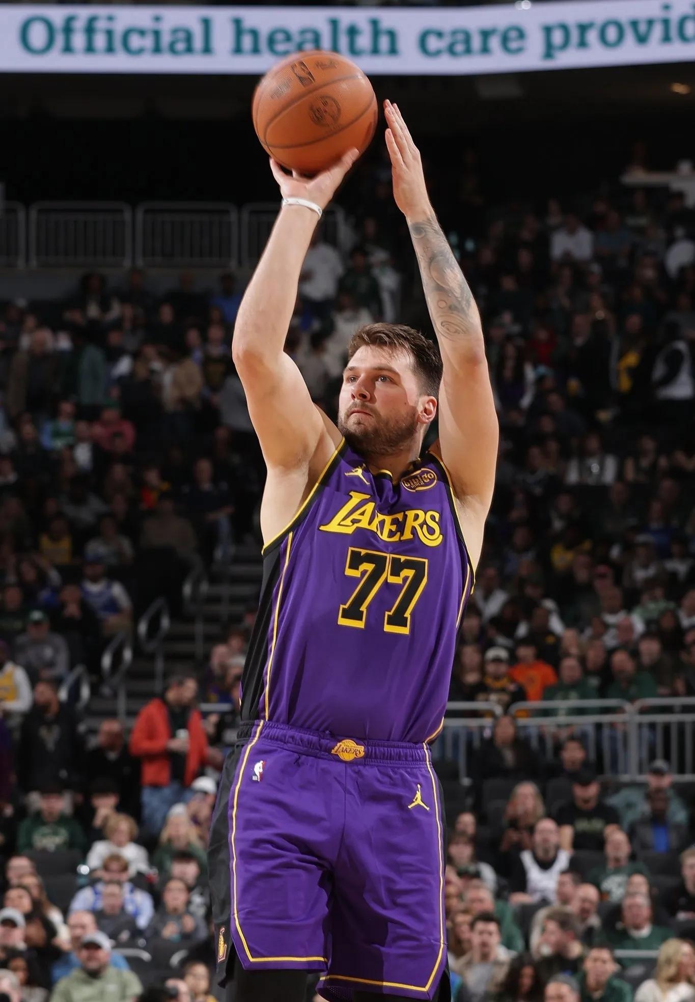 雄鹿鏖战火箭，东契奇刷新纪录