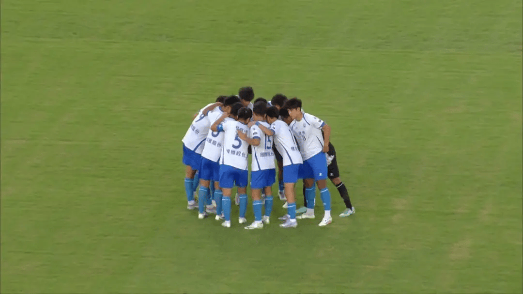 紧张气氛下,球员们备战比赛,全力以赴争夺荣耀! 紧张气氛下,球员们备战比赛,全力以赴争夺荣耀!