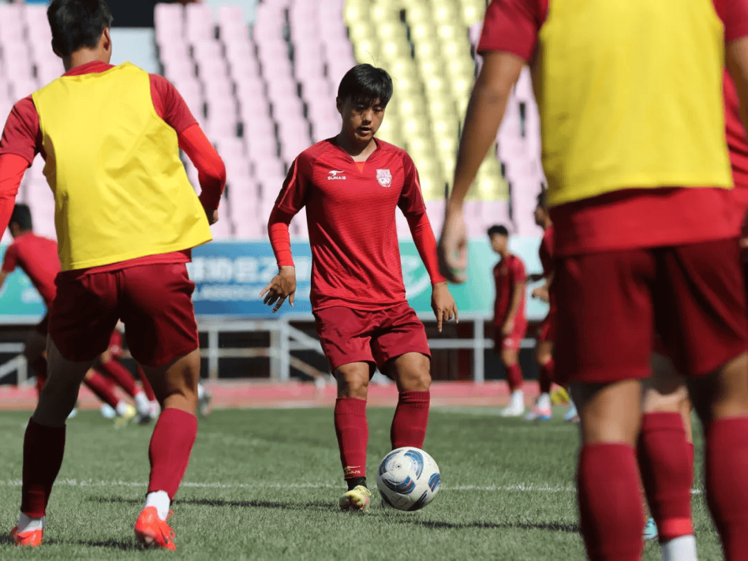 紧张气氛下,球员们备战比赛,全力以赴争夺荣耀! 紧张气氛下,球员们备战比赛,全力以赴争夺荣耀!