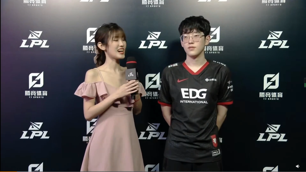 RNG险胜HLE，Scout完成帽子戏法